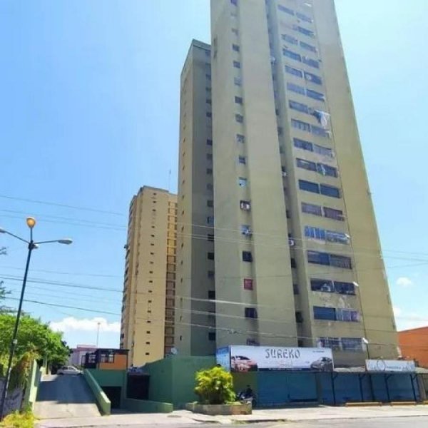 En venta apto Nagunagua Resd El Mirador 61,65 mts2 2 hab 1 baño 1 psto piso alto primera torre