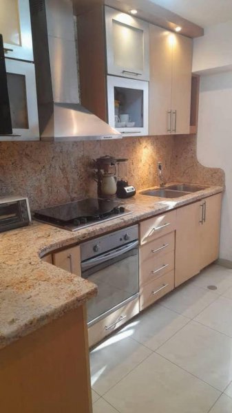 Vendo Amplio apartamento en la Romulo Gallegos.