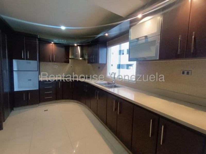 ¡Invierte y con financiamiento en moderno apartamento en el corazón de Maracay!