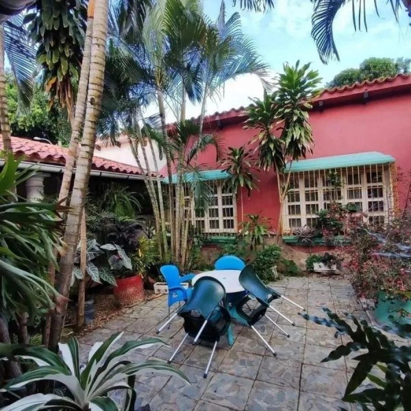 Te ofrecemos en venta esta acogedora casa estilo caribeño