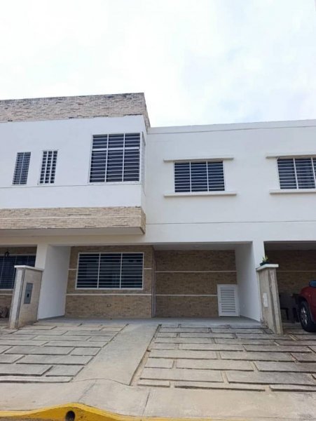 TOWNHOUSE EN SAN DIEGO RES VILLA SOFÍA. LUISA MEZONES VENDE.