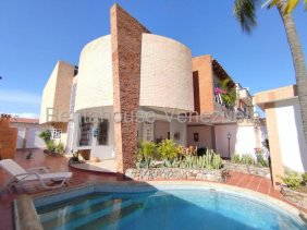 Casa en venta en Urbanización Quintas del Norte Naguanagua Carabobo Desiree Castillo Rentahouse
