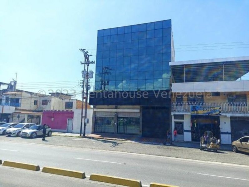 Edificio y galpón en alquiler en Santa Rosa, Maracay