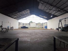 Galpón en el roble cerca, AV principal 