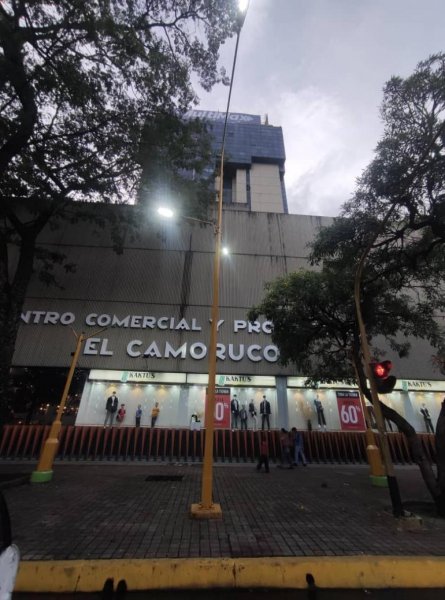 EN VENTA OFICINA EN EL CENTRO COMERCIAL Y PROFESIONAL EL CAMORUCO. AV. BOLÍVAR NORTE.