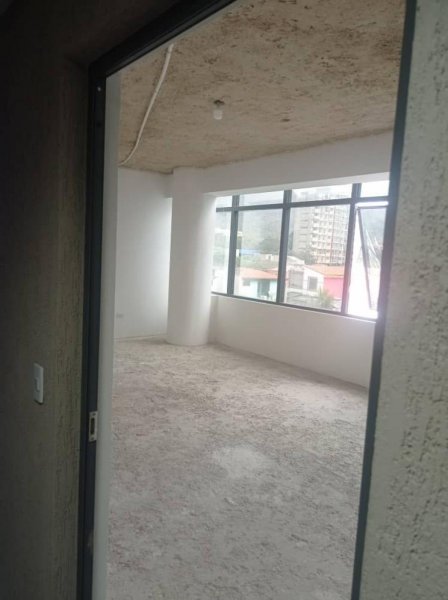 En venta Oficina Centro Comercial Jardín Mañongo Obra Gris