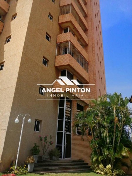  APARTAMENTO EN VENTA AV EL MILAGRO MARACAIBO API 6905