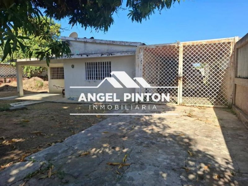  TERRENO EN VENTA CON DOS CASAS EN AV 32 CABIMAS. API 6740