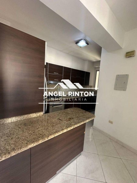 APARTAMENTO ALQUILER AV EL MILAGRO MARACAIBO API 6762