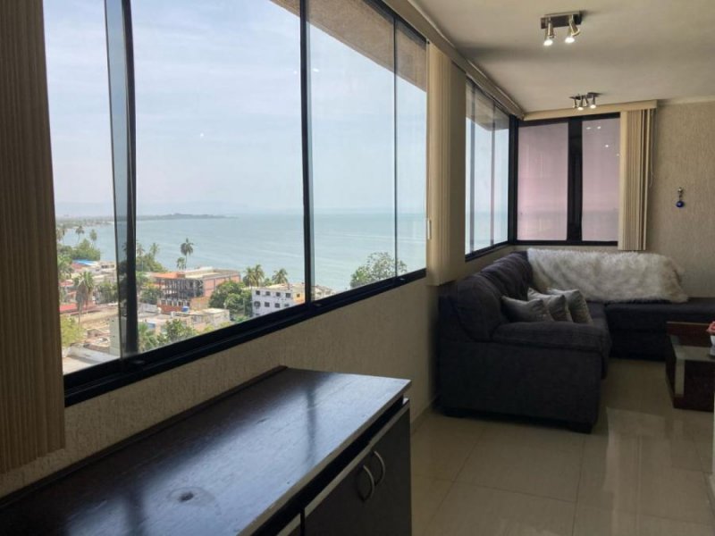 Apartamento amplio y moderno con vista al mar 