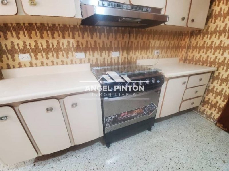 APARTAMENTO EN ALQUILER EN AV CECILIO ACOSTA MARACAIBO API 7076