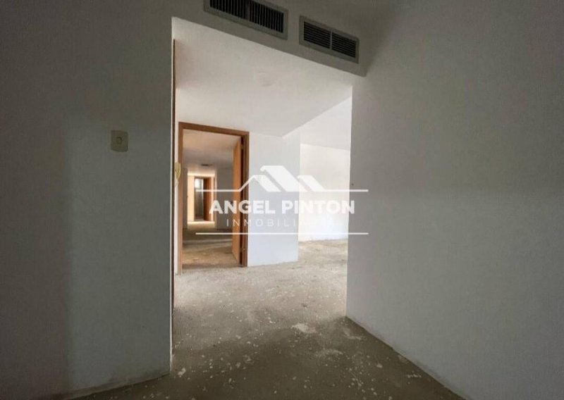 APARTAMENTO EN VENTA EN AV EL MILAGRO MARACAIBO API 7114