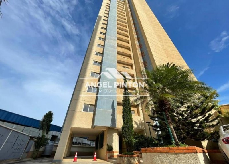 APARTAMENTO EN VENTA EN AV EL MILAGRO MARACAIBO API 7114