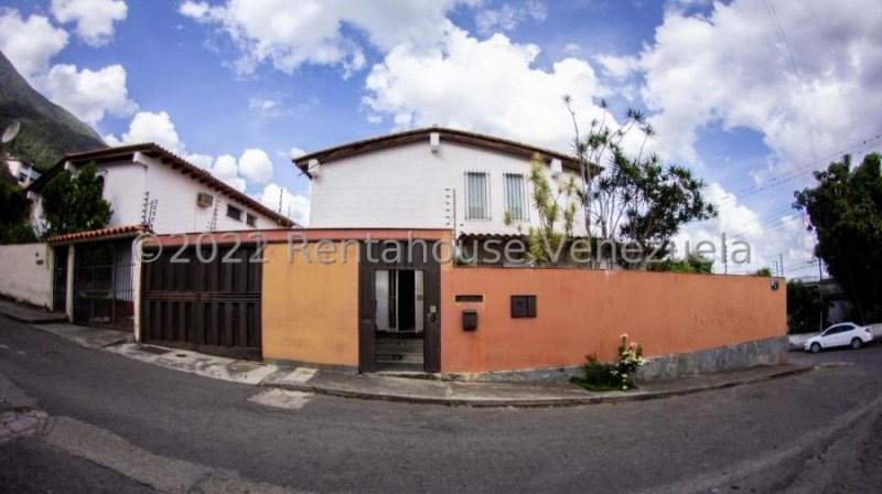 Bella y Acogedora Casa en Venta Los Palos Grandes Caracas 23-7977