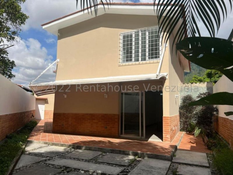 Bella y Amplia Casa Remodelada en Venta Los Chorros Caracas 23-12606