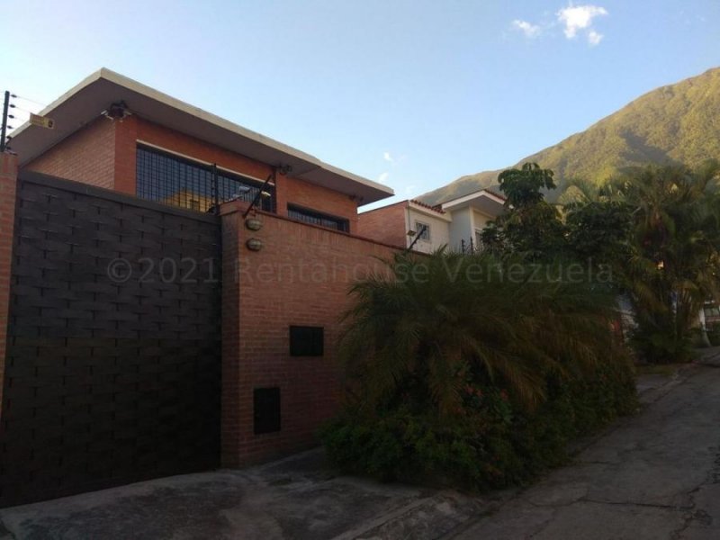 Bellísima Casa Remodelada En Venta Santa Eduvigis, Caracas 21-14575