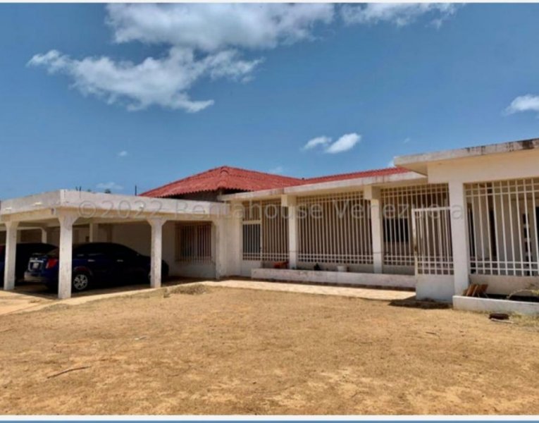 Casa a la venta ubicada en Zarabon Punto Fijo Estado Falcón con anexo incluído!