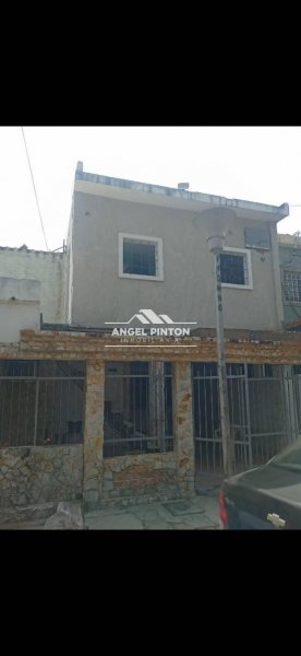 CASA COMERCIAL CON ANEXO EN VENTA EN URB EL NARANJAL MARACAIBO API 6985 JANETTE PEREZ