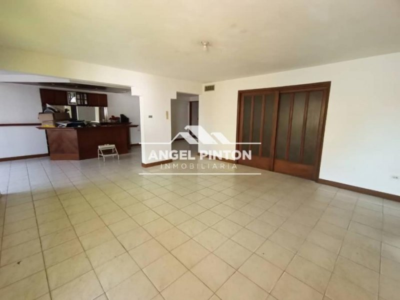 CASA COMERCIAL VENTA URB. CANAIMA MARACAIBO API 4141