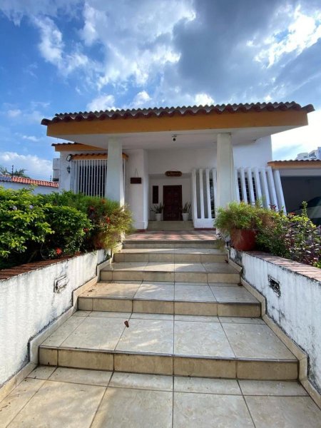 CASA CON PISCINA EN PREBO II, VALENCIA. LUISA MEZONES VENDE.