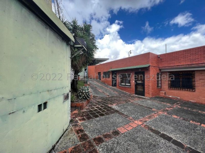 Casa Dúplex en Venta El Peñon, Caracas con amplio terreno y vista a El Ávila 23-3280