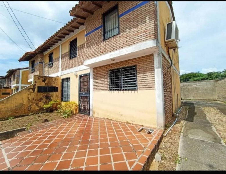 CASA EN CABUDARE. URB. CHALETS DE LA MONTAÑITA . A 10 MINUTOS CLINICA INTERNACIONAL . CABUDARE