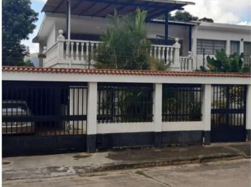 Casa en Caracas 6 habitaciones 3 baños EN VENTA