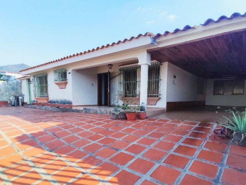 CASA EN EL TRIGAL NORTE, CALLE PRIVADA, PARA REMODELAR