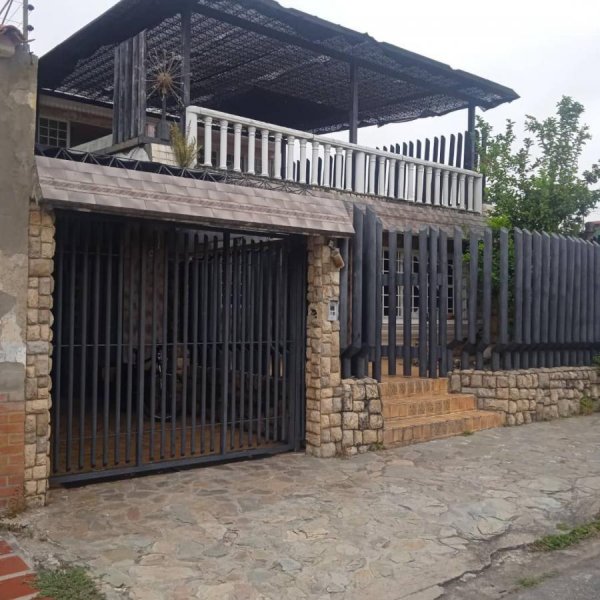 Casa en Guatire 4 habs 5 baños EN VENTA oportunidad de inversión