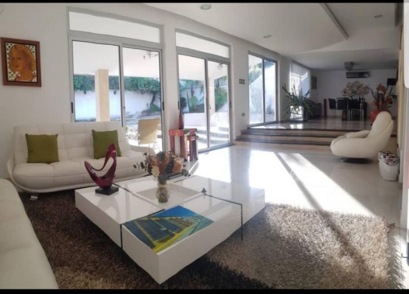 CASA EN URB. GUAPARO, VALENCIA ESTADO CARABOBO. LUISA MEZONES VENDE.