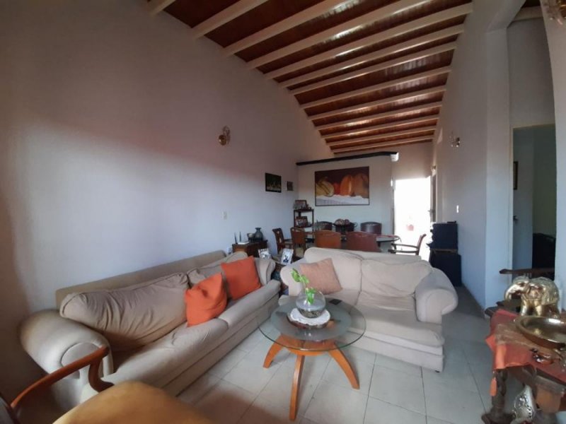 Casa en venta en Avenida Ribeñera, Urb Los Samanes con excelente ubicación 