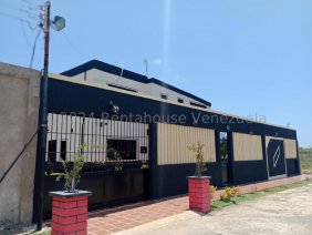 Casa en Venta en Los Taques Calle Trinidad Guanadito Punto Fijo MLS #25-12282 GR
