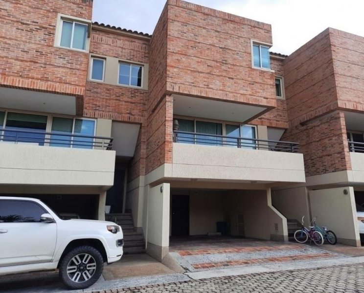 Foto Casa en Venta en Altos de Gutaparo, Valencia, Carabobo - U$D 520.000 - CAV141252 - BienesOnLine