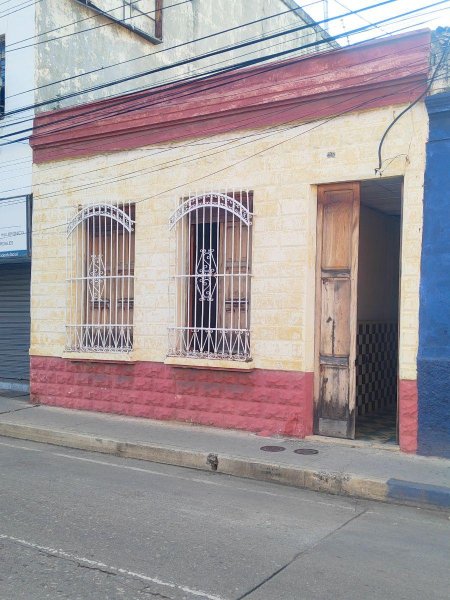 Casa en venta (zona comercial, Av. Bol?var) 