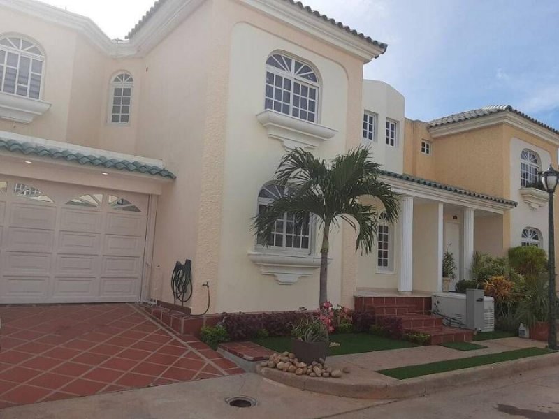 Foto Casa en Alquiler en Lago Country II, Maracaibo, Zulia - U$D 1.500 - CAA153284 - BienesOnLine