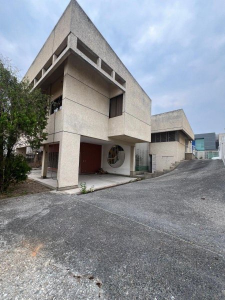 EDIFICA FRUPO INMOBILIARIO Vende Casa a Remodelar en la Urb. Altos de Guataparo