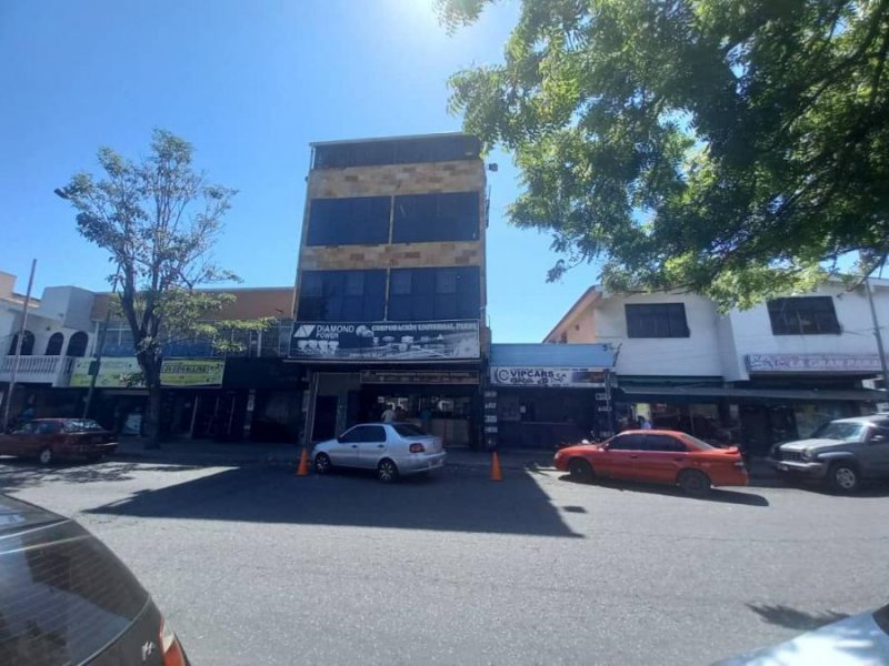 Edificio Comercial en Zona Repuestera