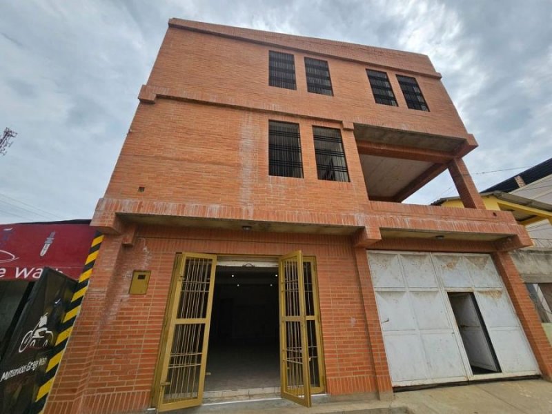 Edificio en Tucacas con local y tres apartamentos