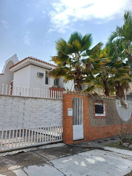 Edna Uzcategui VENDE  Amplia Casa-Quinta en Trigal Norte