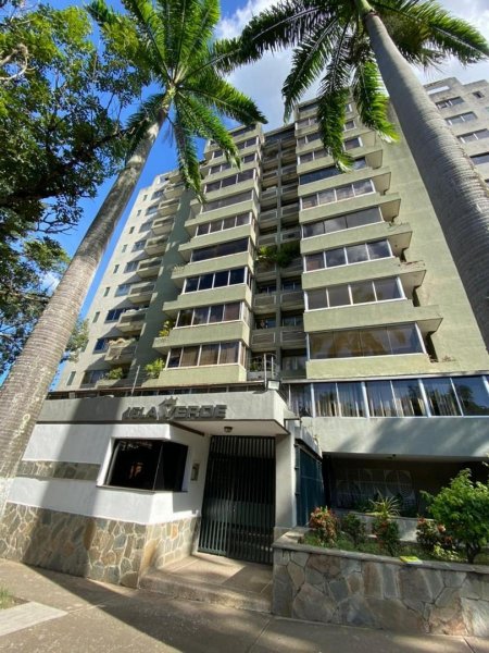 EDNA UZCATEGUI VENDE APARTAMENTO EN RESIDENCIAS ISLA VERDE LA VIÑA