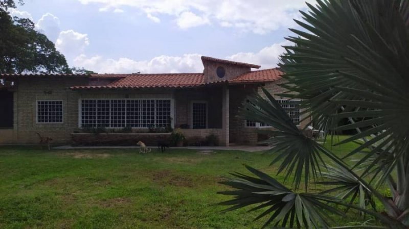 EDNA UZCATEGUI  VENDE CASA AGUIRRE MONTALBAN - URBANIZACION LAS MERCEDES - CARABOBO