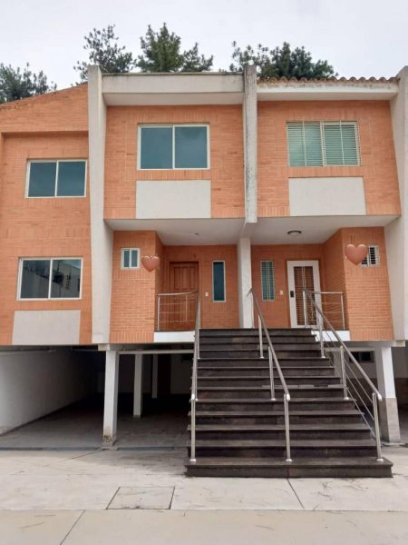 Edna Uzcategui VENDE  TOWNHOUSE  EN CONJUNTO RESIDENCIAL DORAL PARK.  MAÑONGO NAGUANAGUA