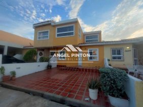 EN ALQUILER EXCELENTE TOWNHOUSE EN SANTA FE VILLAS PUNTA DE MATA DE MARACAIBO API 8244