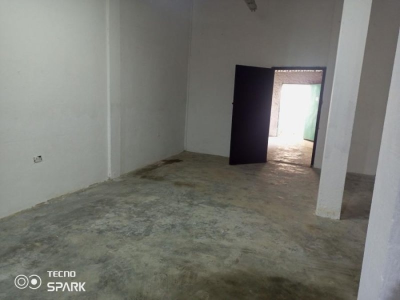 EN ALQUILER: LOCAL COMERCIAL EN BARUTA