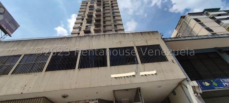 En Venta Amplio Apartamento en la Av. Universidad.