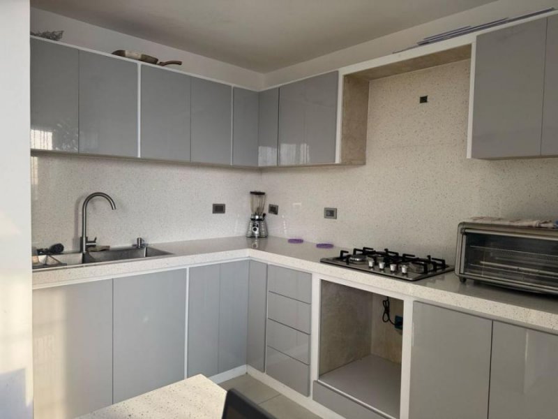 En venta apartamento en C. R Guaica Real, Lecheria.
