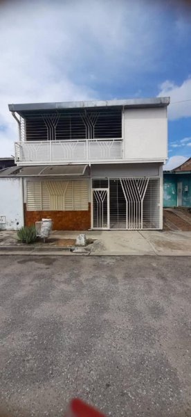 En Venta Casa 3 Niveles de Oportunidad en Flor Amarillo Urb. Tacarigua