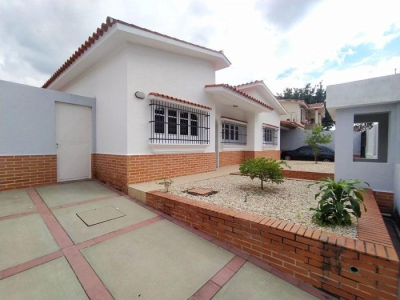 En Venta Casa-Quinta en la Urbanización Valles de Camoruco, Valencia Edo Carabobo. 