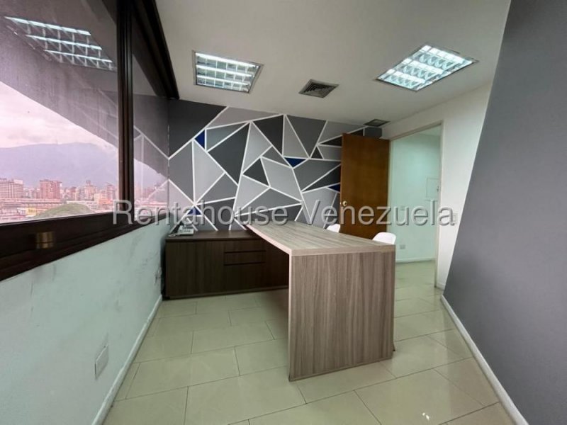 En venta excelente oficina amoblada en el CCCT 25-21965