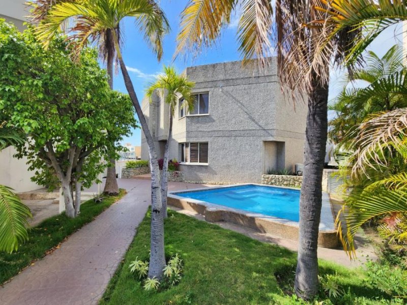 En Venta Hermoso Casa Bote en Parcela Doble